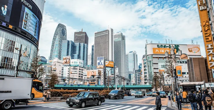 日本街头十字路口的车流行人