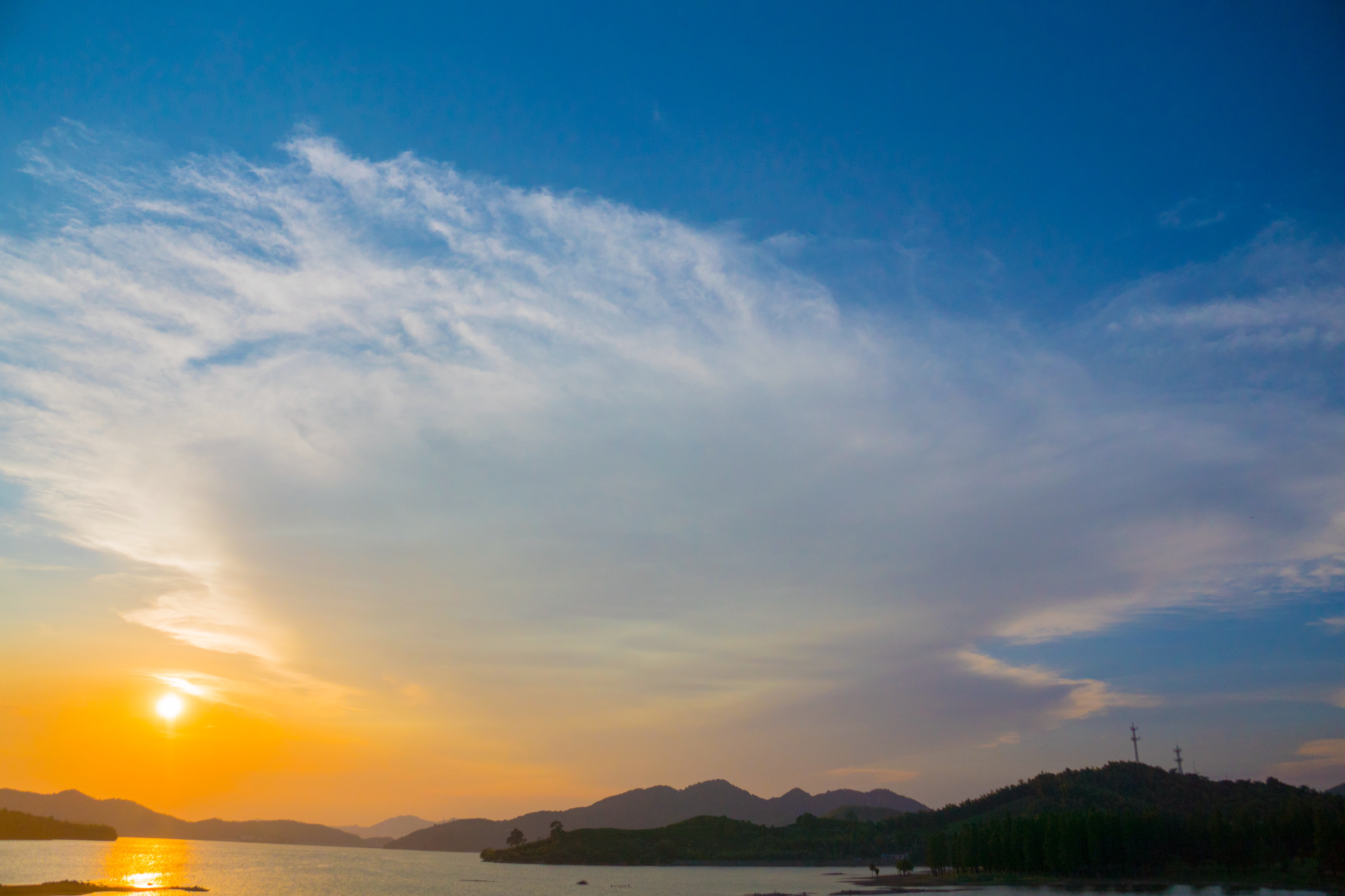 湖边夕阳