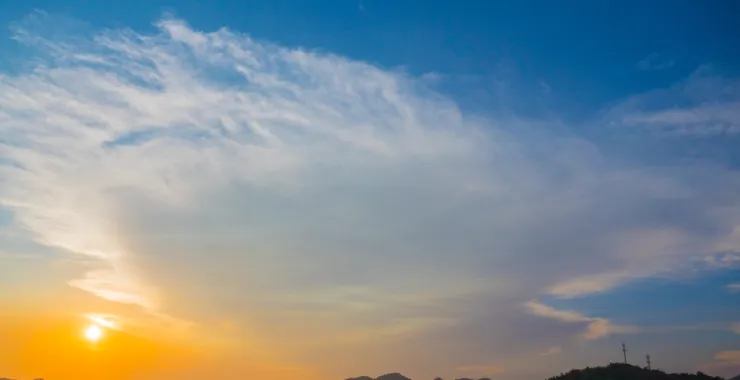湖边夕阳