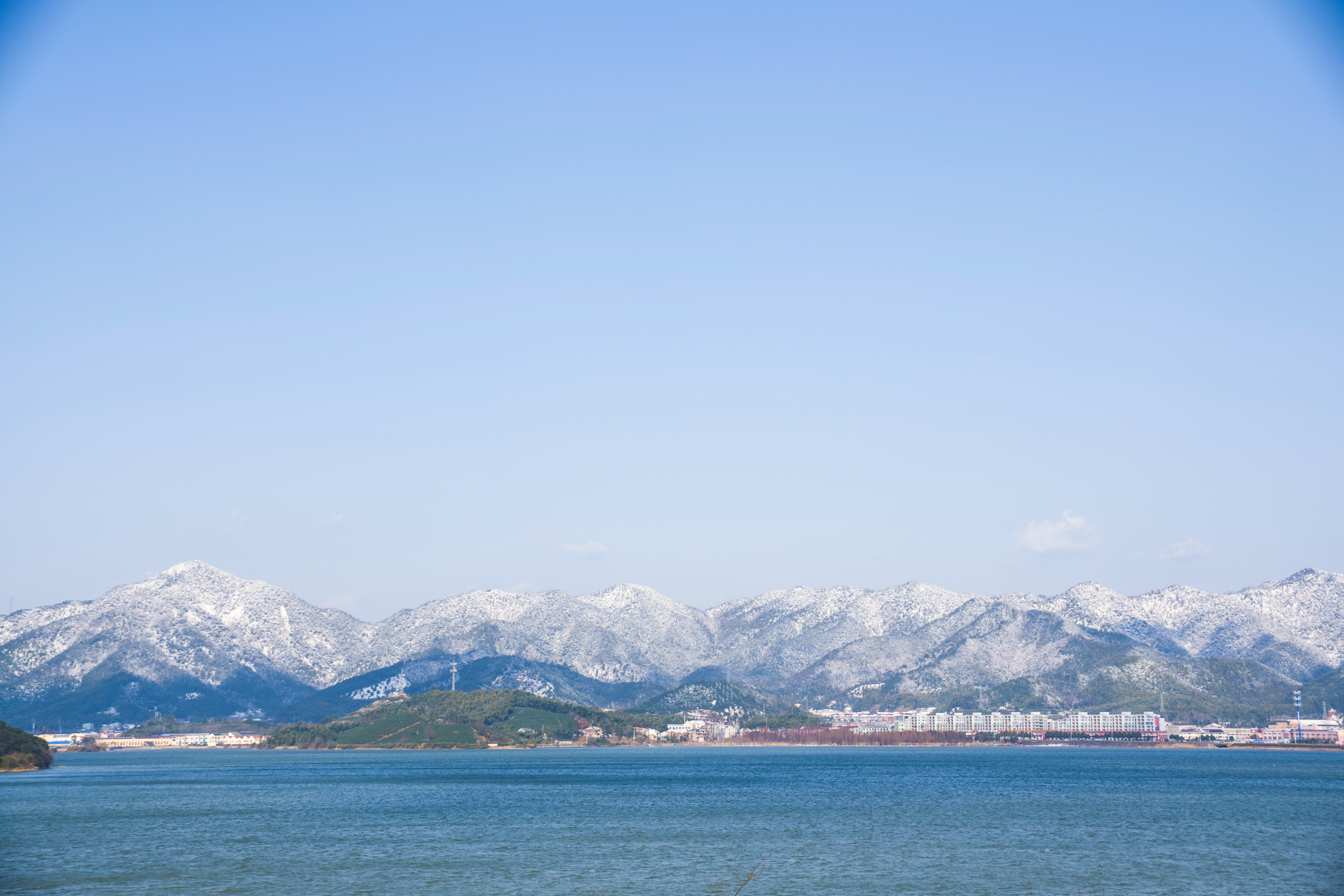 群山雪景