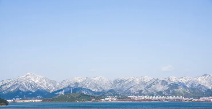 群山雪景
