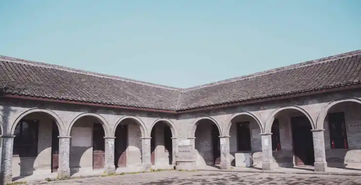 三七市鸡山学堂内部建筑拱门