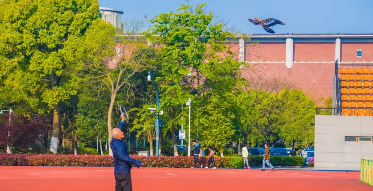 余姚全民健身中心体育运动锻炼操场老人健康放风筝