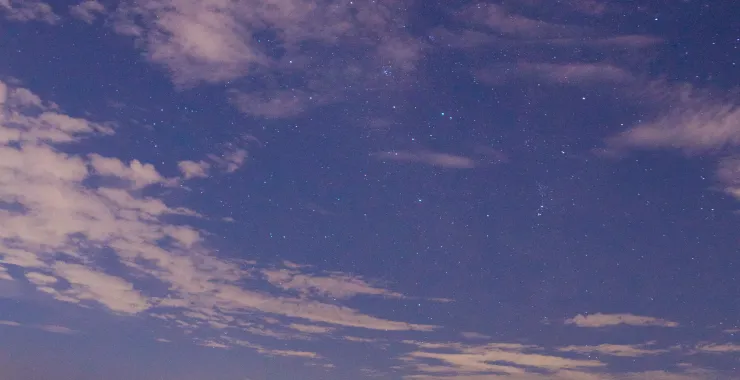 夜空星空夜晚的星星在山上的天空