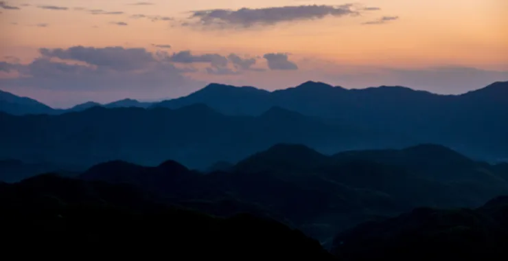 迷人山风景夕阳西下背景五彩缤纷的风景