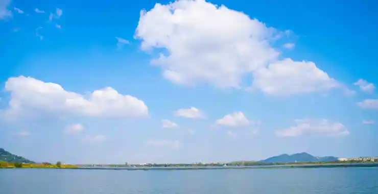 蓝天白云风光下的牟山湖