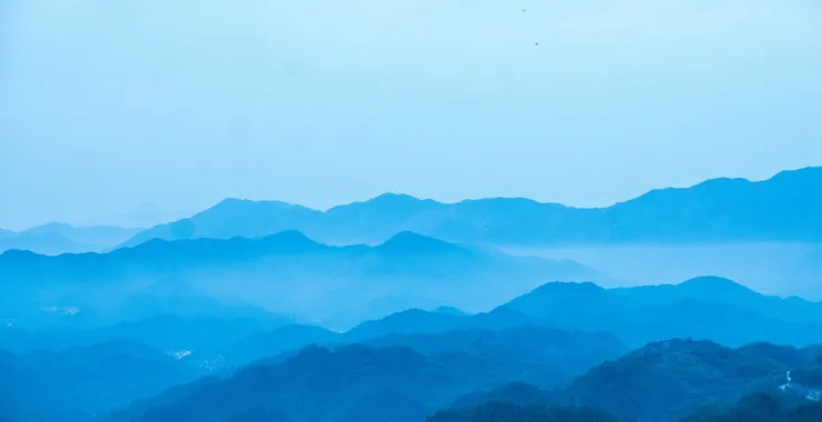 蓝天白云自然风景群山植物草地草原花树木