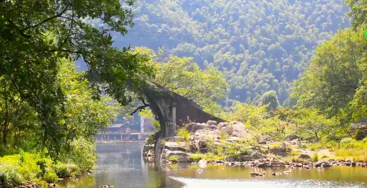 蓝天白云下的鹿亭白云桥  中国山水古桥