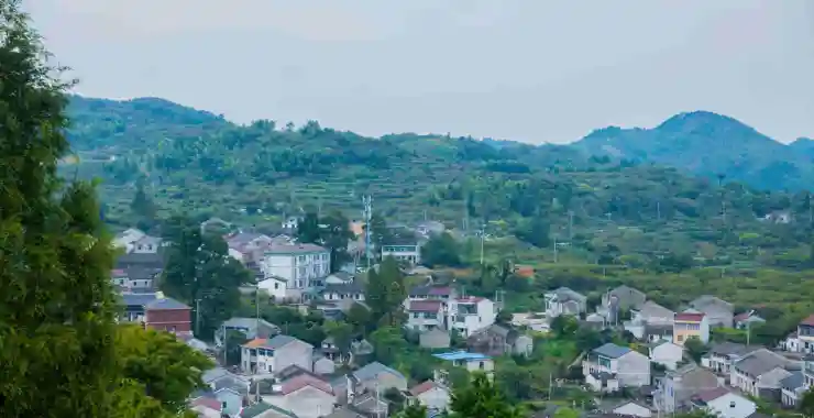鹿亭古镇 中村层层叠叠的苍翠青山