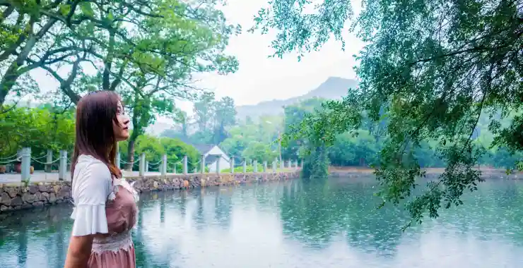 小镇牟山雨天观赏美女池湖水风光春色旅游