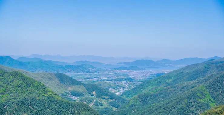 蓝天白云四月远山风景梁弄青山群山