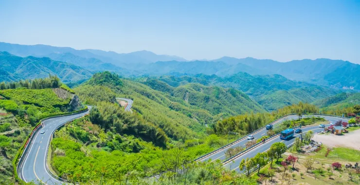 蓝天白云四月风景旅游四明山环山清新空气发卡弯