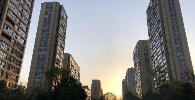 蓝天城市楼盘房产高楼住宅小区夕阳傍晚城区