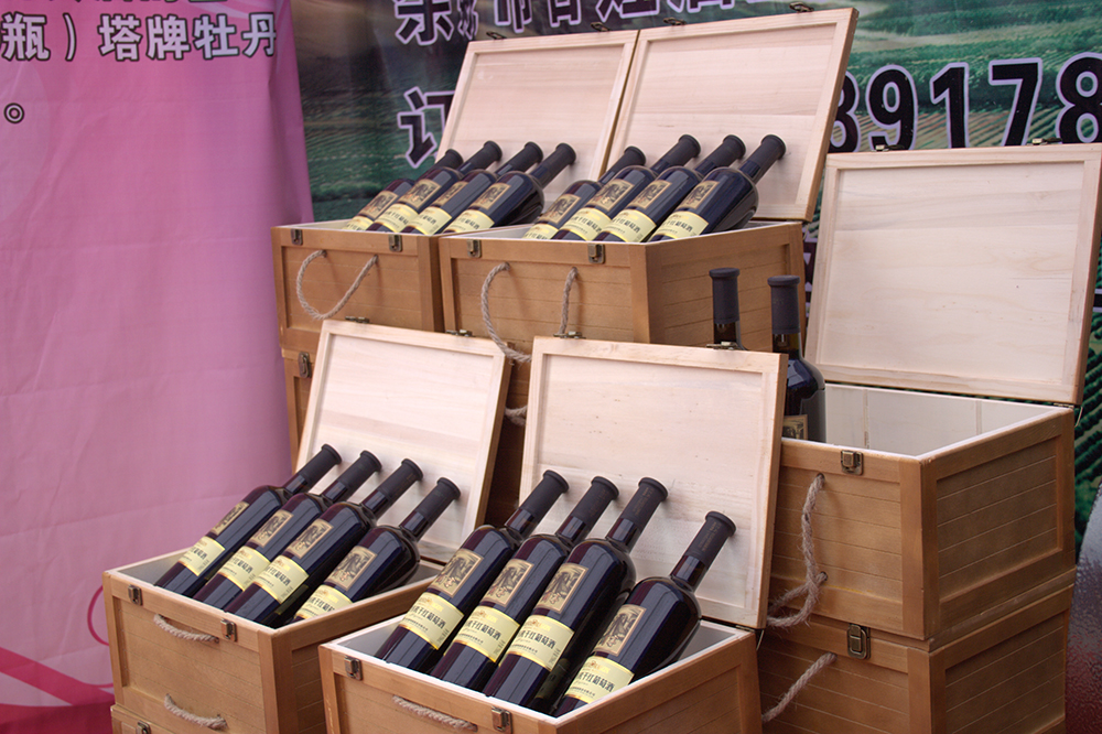 酒杯高脚杯森系布置唯美红酒酒瓶