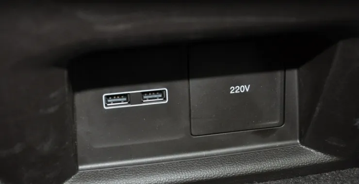 汽车扶手箱USB接口220V电源