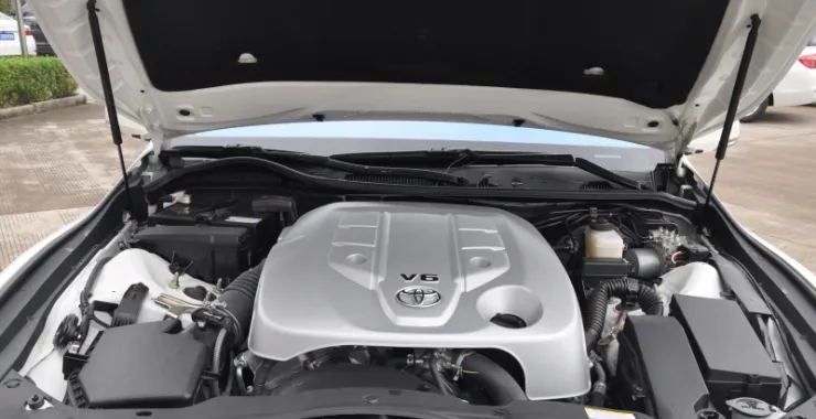 丰田V6发动机舱