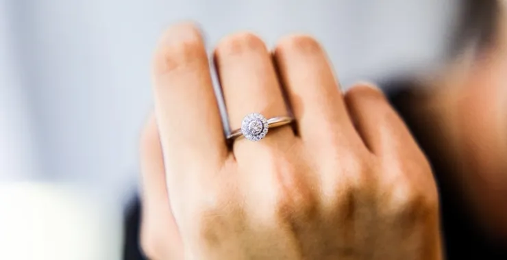 结婚钻戒首饰戒指珠宝钻石订婚手部