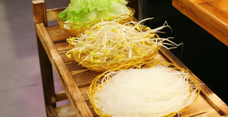 火锅海底捞绿豆芽包菜生菜粉丝蔬菜配菜