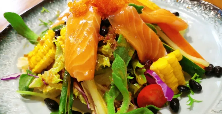 三文鱼蔬菜沙拉美食凉拌