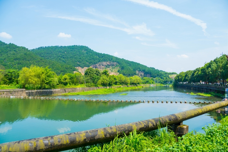 山水风景绿色溪水蓝天夏季