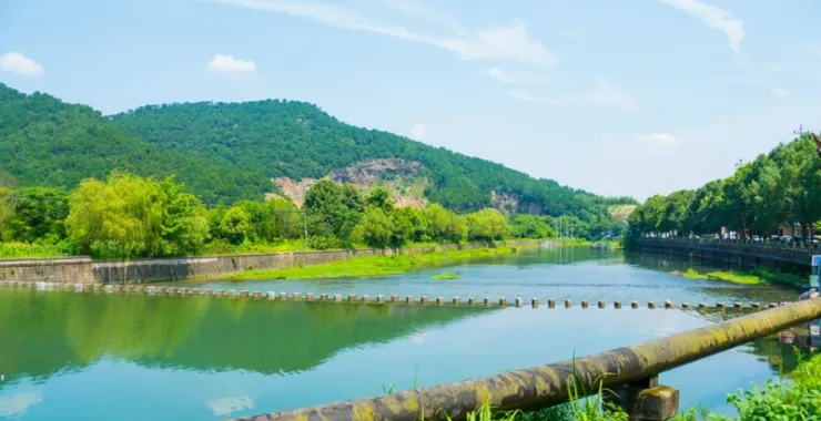 山水风景绿色溪水蓝天夏季