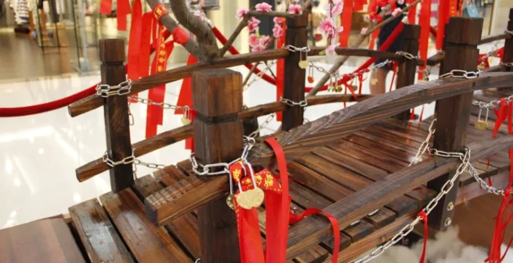 锁心桥爱情锁红绸带