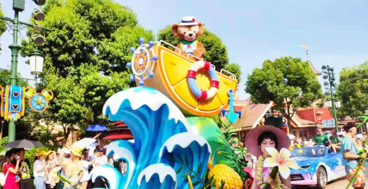 旅游上海迪士乐园游街卡通人物游玩