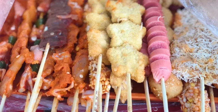小吃摊上五花八门的串