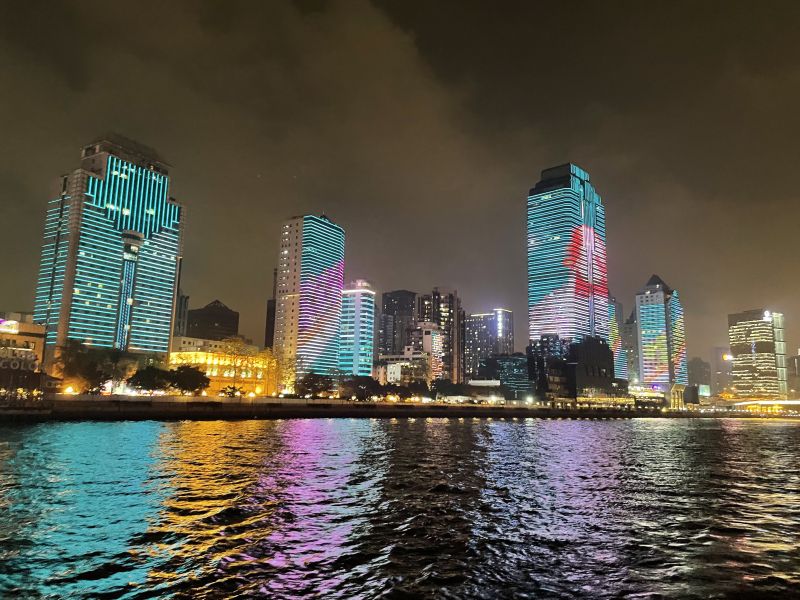 城市夜景高楼大厦灯光秀江水