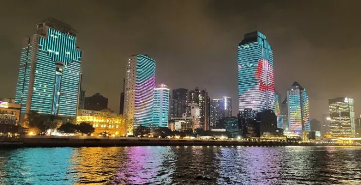 城市夜景高楼大厦灯光秀江水