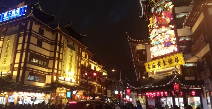 上海老饭店老庙黄金银楼夜景城市街头