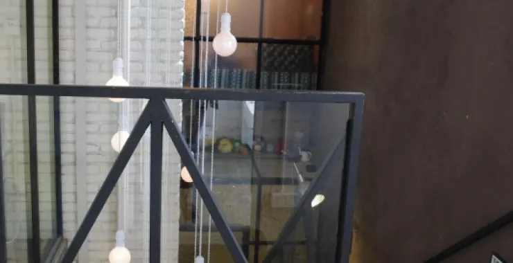 咖啡厅一角摆设小物件装饰