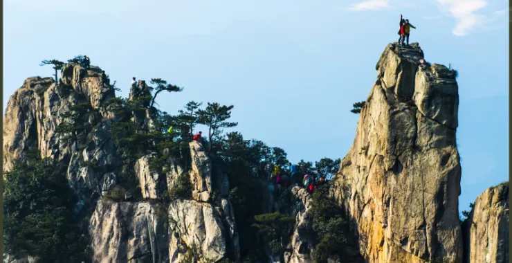 安徽绩溪豺狗狼尖爬山登山运动