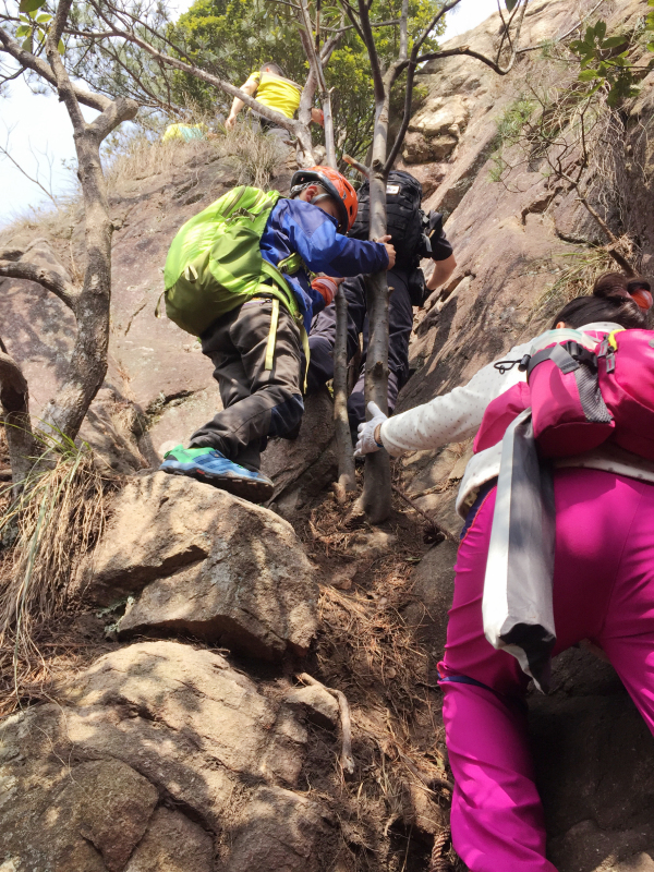 儿童运动健身爬山登山运动
