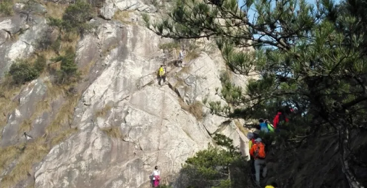 儿童运动健身爬山登山运动