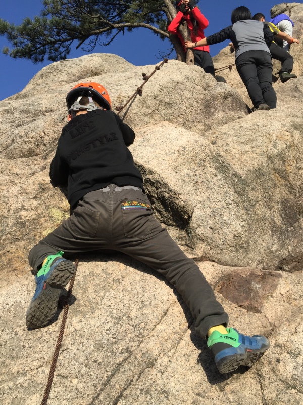 儿童运动健身爬山登山运动