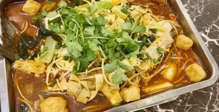 时蔬烤鱼夜宵特色香菜还带豆芽
