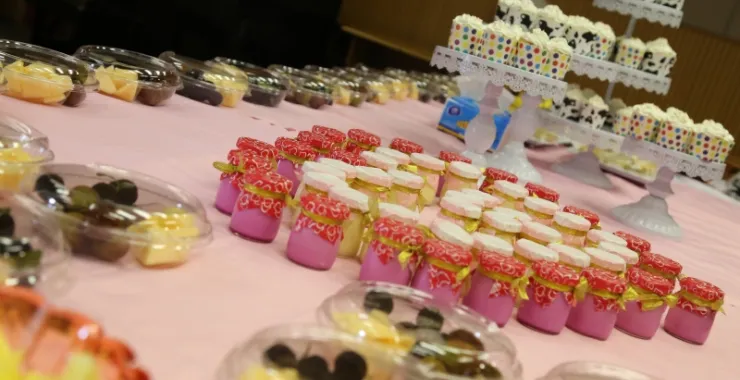 小学教室的六一儿童节美食分享活动