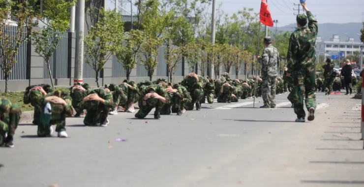 儿童军校暑假徒步拉练活动