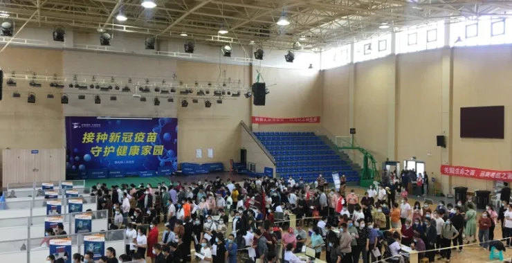 新冠疫苗打针现场人群