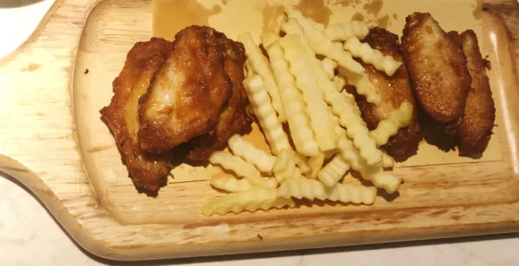 休闲小食鸡翅薯条美食小吃下午茶烤翅