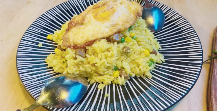 荷包蛋青豆玉米牛肉炒饭美食美味