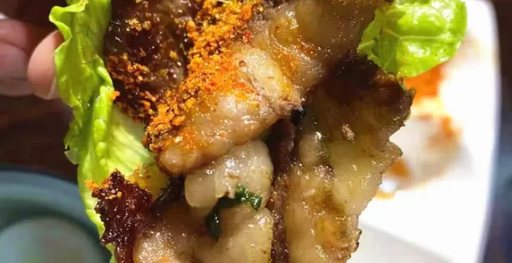 美食探店朋友聚餐香喷喷脆脆烤肉包生菜美味