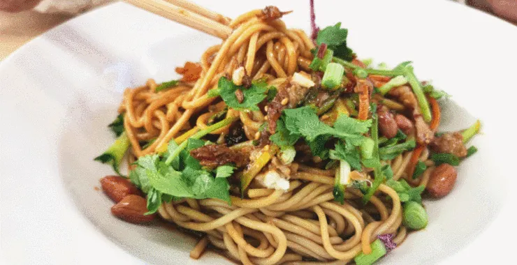 美食探店陕西特色美食小吃凉拌筱面
