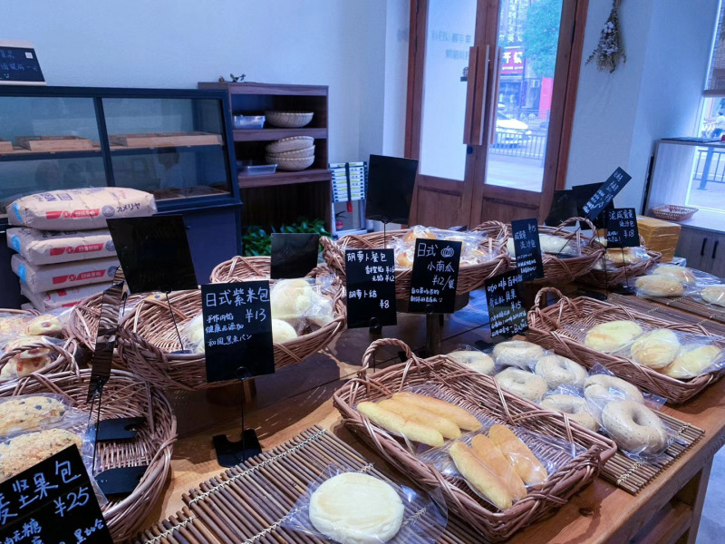 面包店盘子美味烘焙甜甜圈蛋糕面包糕点下午茶菠萝包