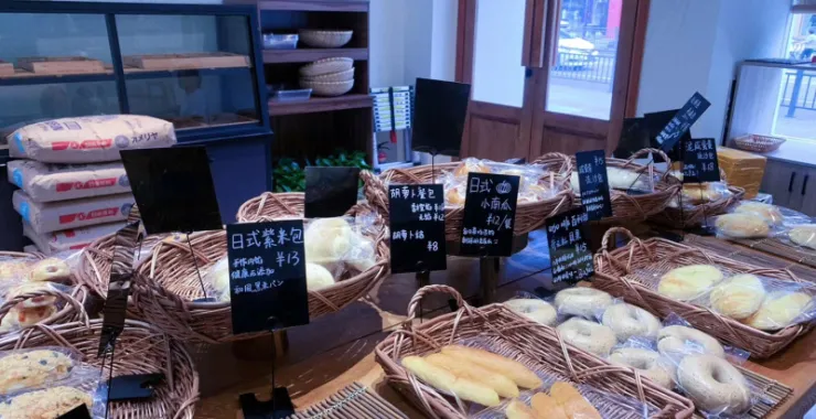 面包店盘子美味烘焙甜甜圈蛋糕面包糕点下午茶菠萝包