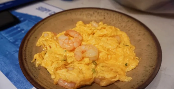 美食午饭家常菜鸡蛋虾滑炒蛋