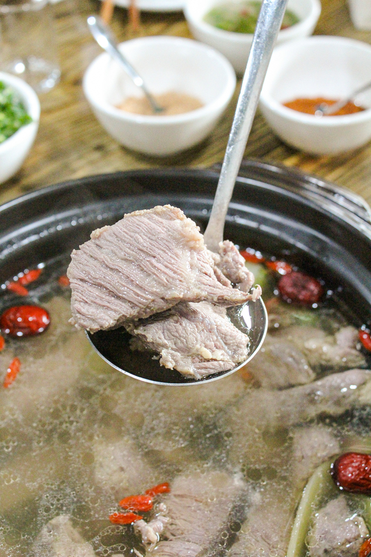 火锅美食牛肉潮汕鲜切牛腩特写
