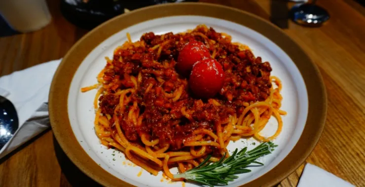 简餐餐厅的意式肉酱面炸酱面美食
