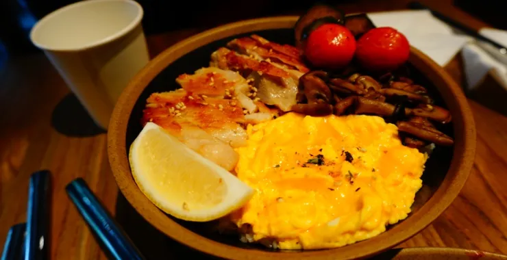 简餐餐厅照烧鸡饭荷包蛋美食